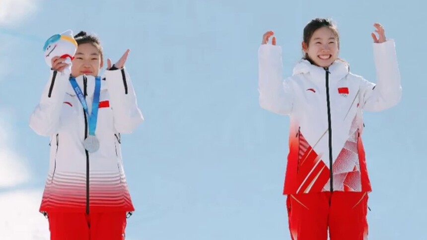 冬青奥会自由式滑雪女子U型场地技巧：刘奕杉 陈紫菡分获冠亚军