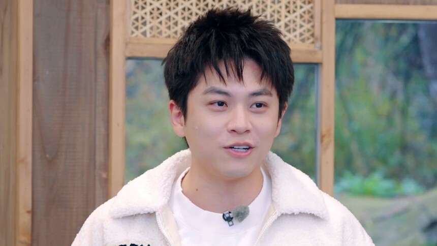 钟楚曦玩游戏反应超快 谢娜武艺再现《无间道》名场面