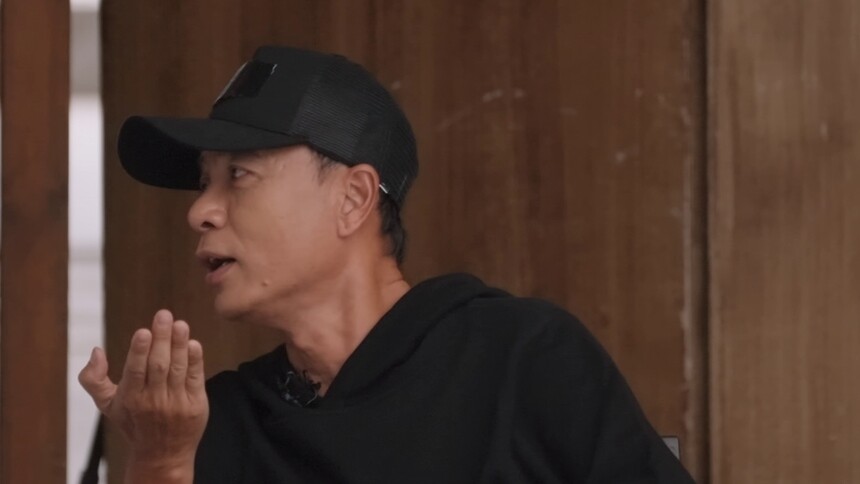 松弛感拉满！李克勤让儿子帮打游戏
