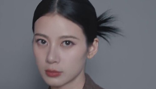 【时尚芭莎】赵昭仪 初秋上下班穿搭 高级时尚变活泼俏皮