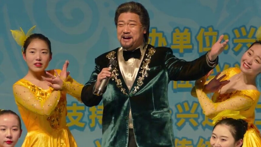 《假爸爸》主题预告 贾冰尹正搭伙搞钱望父成龙