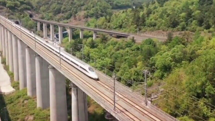 贵州高铁十周年｜人物篇：他，驶出贵州第一辆高铁列车