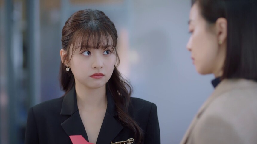 谭莎莎帮外公拿请柬给林西