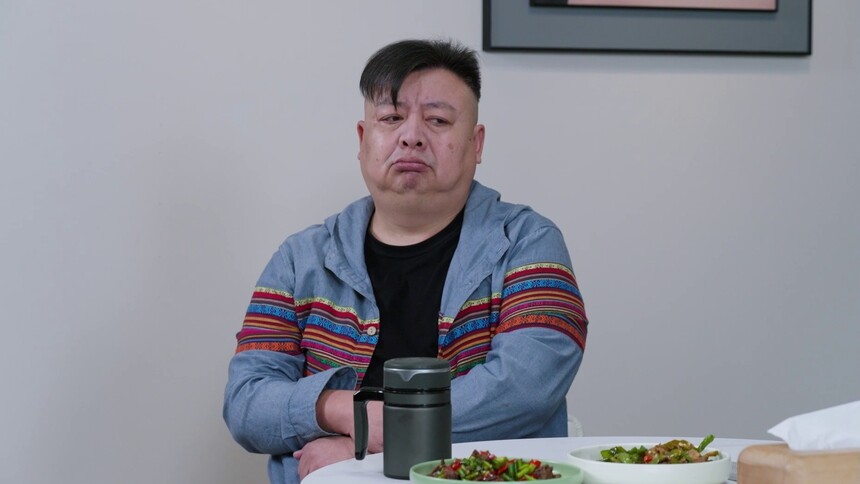 老胡指使胡非在饭里加芥末，结果自己吃了流泪跟韩云道歉