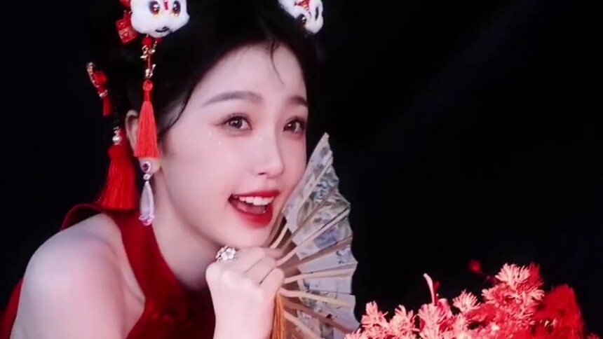 虞书欣麒麟腰封旗袍新年氛围拉满 喜气洋洋“小福娃”