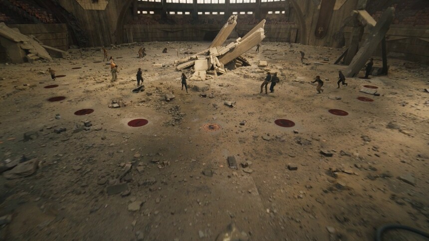 竞技开始露西·格蕾、杰瑟普逃入地下