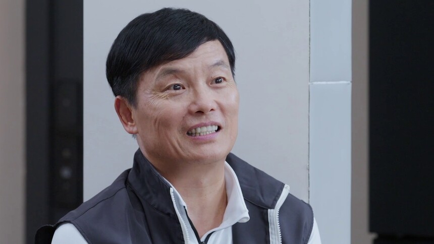 星辰教老何学习拼音基础，老何学到一半开小差满脑子都是美芹