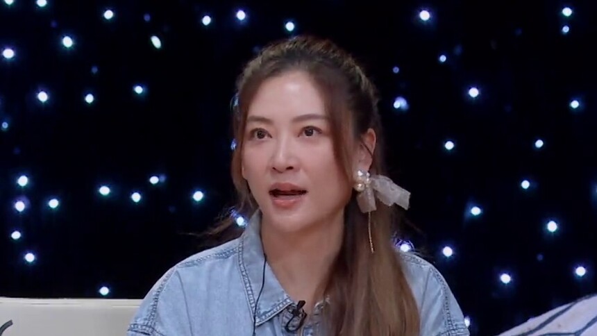 应采儿带娃探班陈小春 被小儿子误认作是警察？