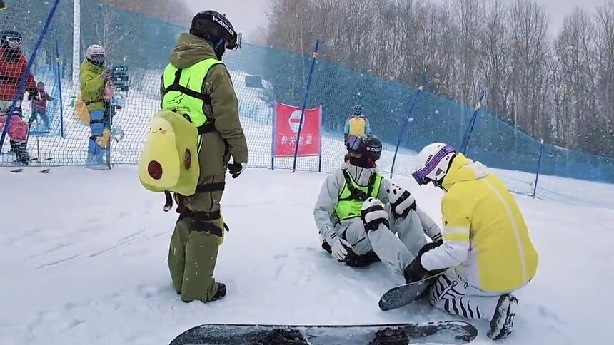 滑雪场偶遇路人围观？郭麒麟开启互拍模式