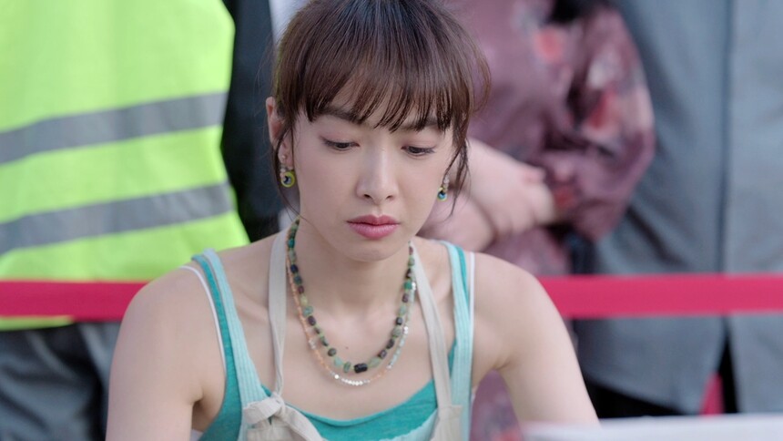 《另一种蓝》第17集看点：陈小满负伤参赛，引众人议论纷纷