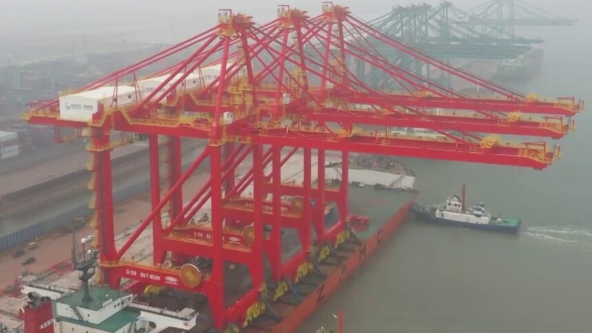河北黄骅港综合港区首批三台岸桥到港