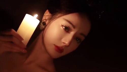 迪丽热巴午夜黑天鹅 头戴王冠黑色羽毛裙