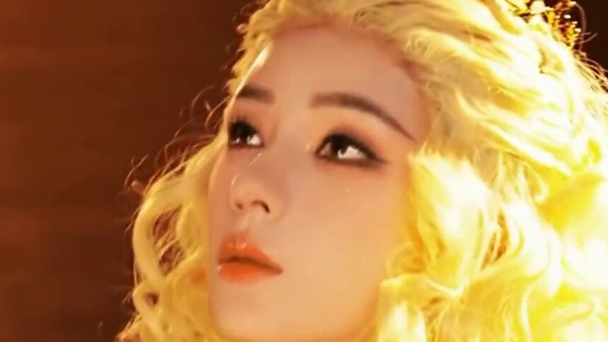 张予曦金发皇冠 雅典女神造型