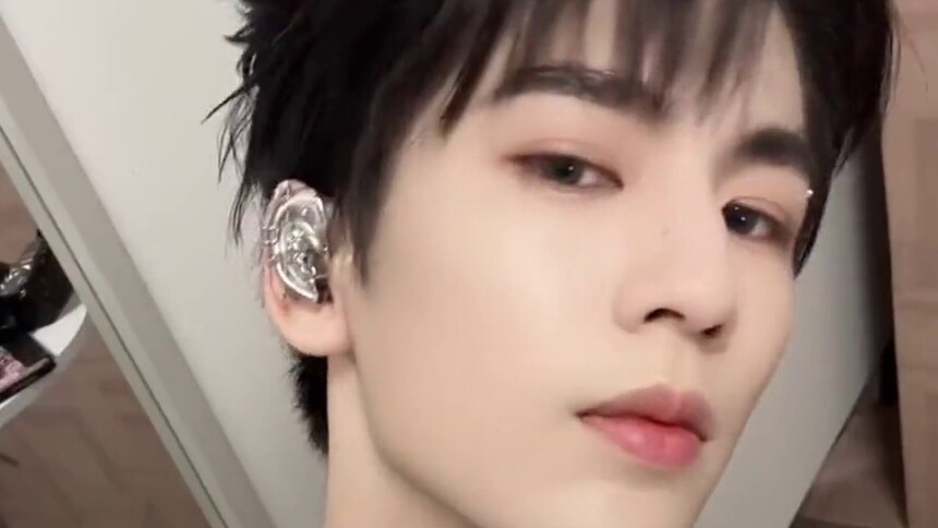 张凌赫银色套装 冷脸AI妆