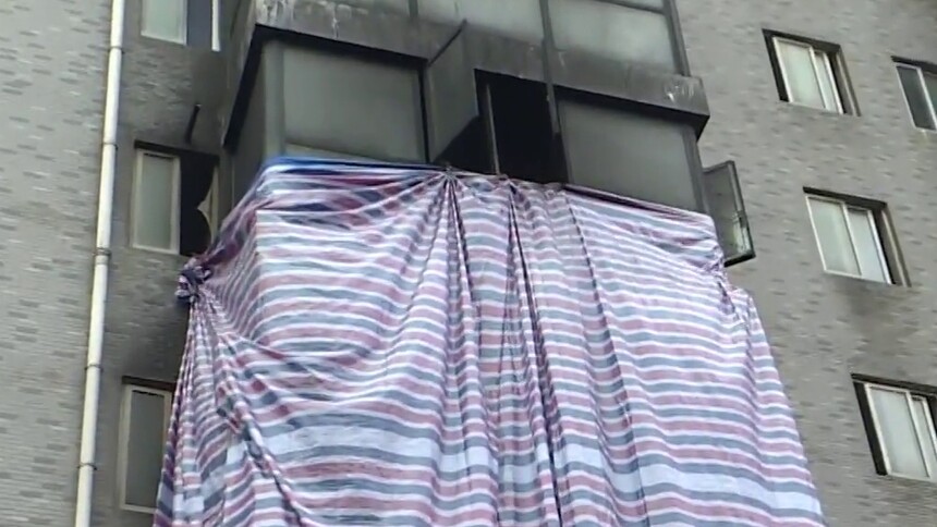 暴雨雷电夜 长沙一居民家突然起火“损失惨重”：一声巨响之后房间起火 老两口带孙及时逃离