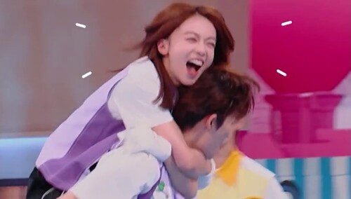 王星越一把背起吴谨言