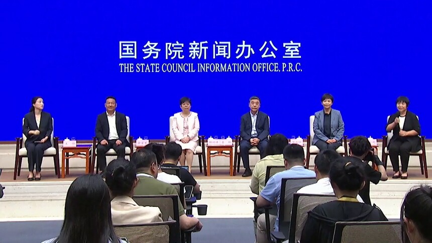 2024年“最美医生”代表邓宝凤：爱戴每一位老年人