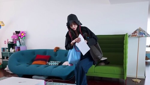 温情告别是演的？周雨彤一出门脚边就长狗