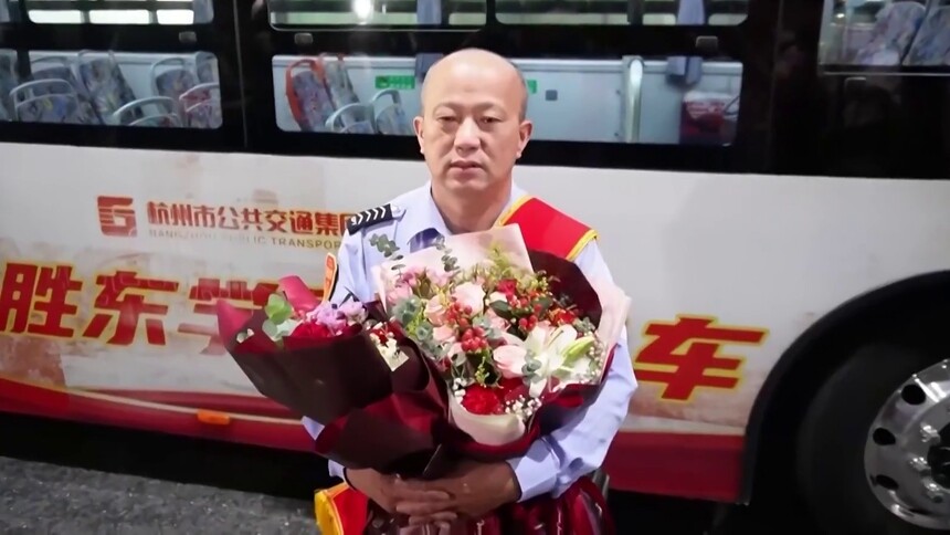 “28路司机”孔胜东：一座城与一位公交司机的“告别” 老孔的“最后一班岗”