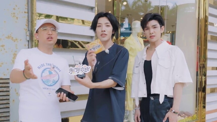 夏瀚宇郑繁星街头挑战 “赚币买菜”体验新美食