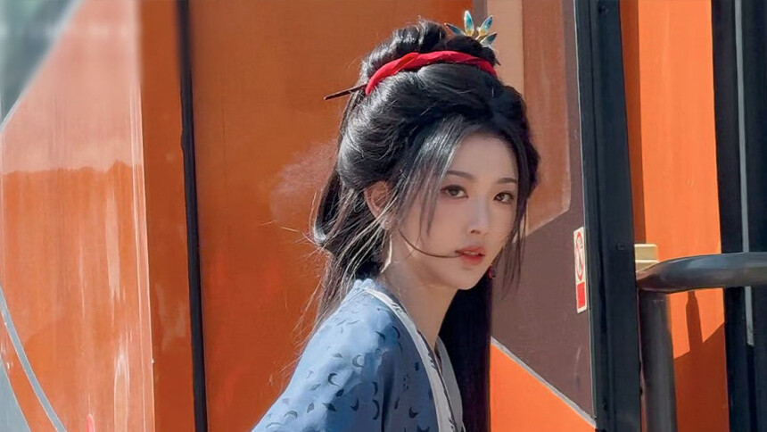孔雪儿《逐玉》新造型路透 仪态优雅温婉可人