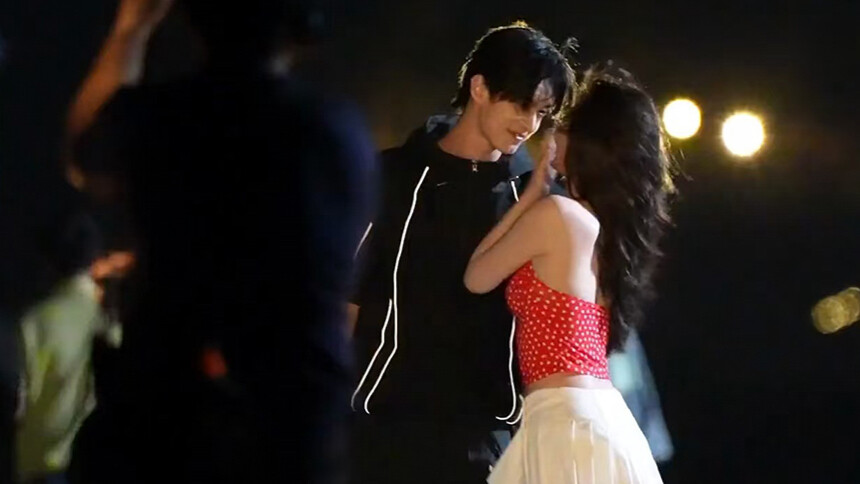 虞书欣何与《双轨》同框路透 牵手奔跑画面唯美