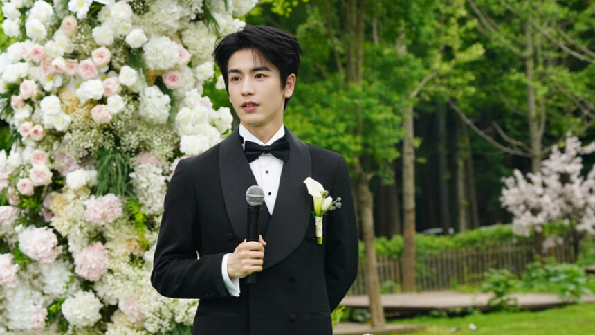 张凌赫工作室分享《爱你》婚礼剧照 西装造型周正帅气