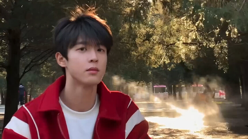 吴宇恒分享公园游玩vlog 唱响春日动听歌声