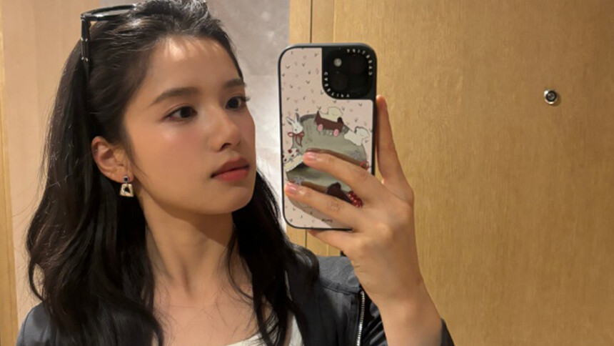 张婧仪分享九宫格照片 敷面膜自拍松弛感拉满