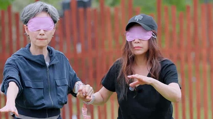 爆笑蒙眼喂食游戏，叶童邓萃雯超默契！