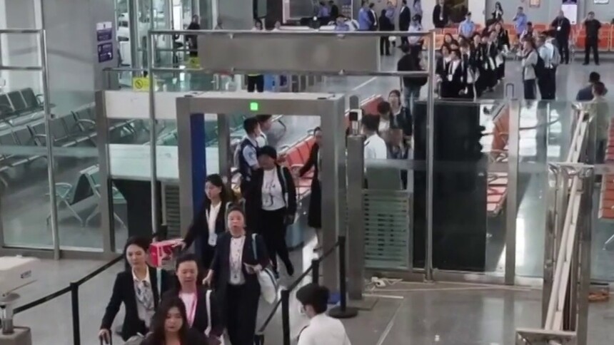 全国首趟中国—中亚国际人文旅游专列（西安—阿拉木图段）经霍尔果斯铁路口岸出境