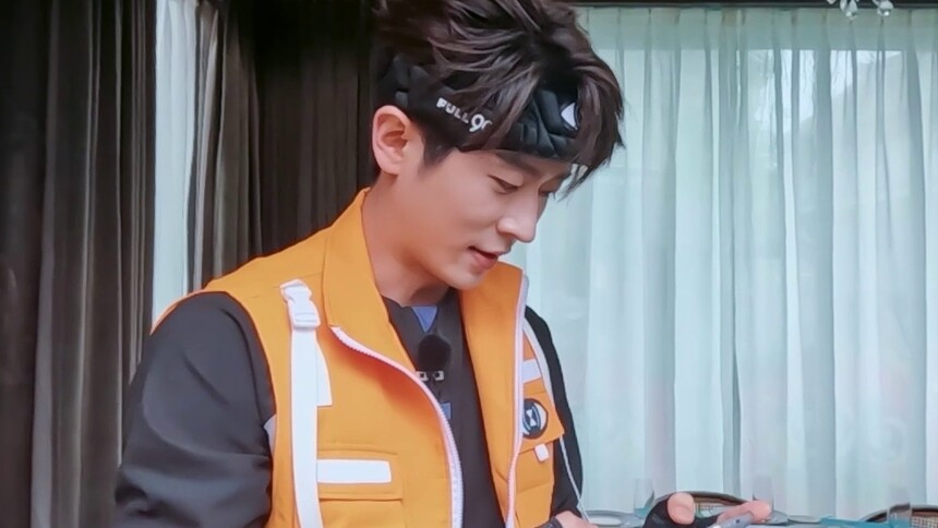 丞磊凭借躲猫猫经验成功复活