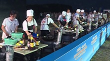 村厨大赛起锅抡勺 把黑山羊抱回家就是第一！