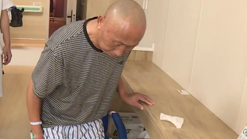 “幸福黄手环”大型脑病公益行：67岁阳大爷帕金森缠身4年 日常活动举步维艰