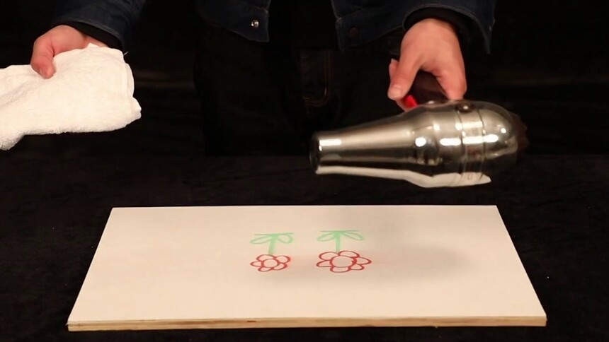 如何利用吹风机去彩笔渍？