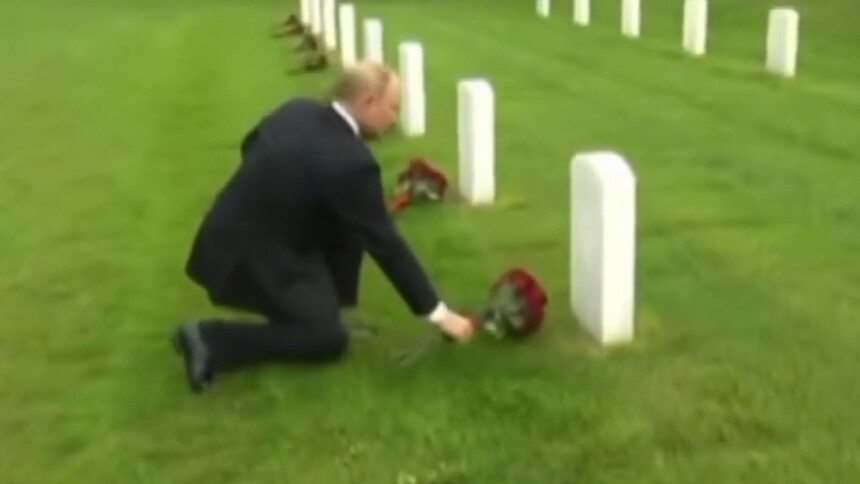 “普特会”后，普京前往阿拉斯加一公墓向苏联飞行员坟墓献花