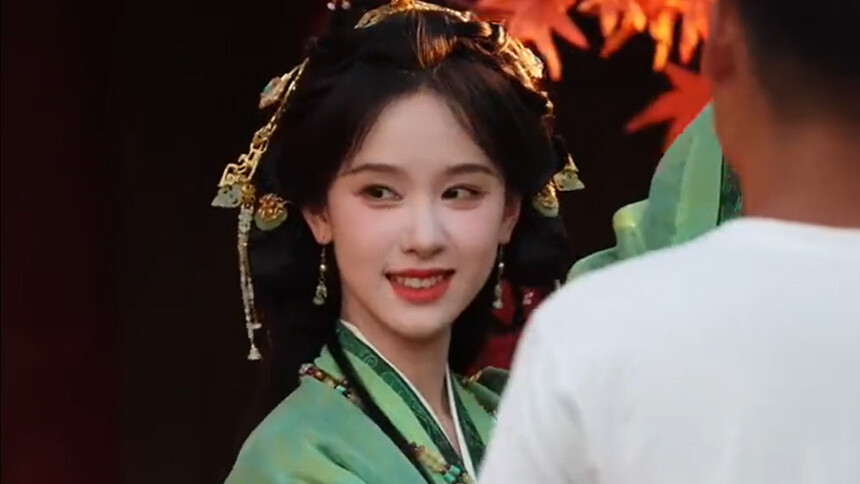 陈都灵《翘楚》绿衣造型路透 笑容灵动状态松弛