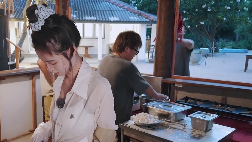 傅晓东展现中国菜烹饪绝活 徐艺洋成最佳帮厨