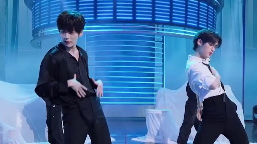 魏哲鸣丁程鑫翻跳《The Hills》