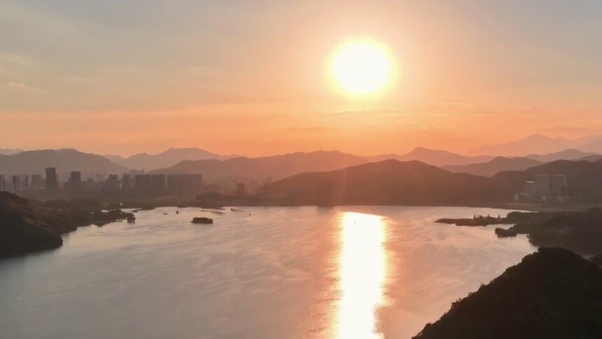 暮色青山湖：粉金映波伴“星河”