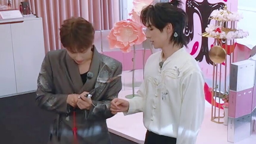 颜安文俊辉店内舞剑