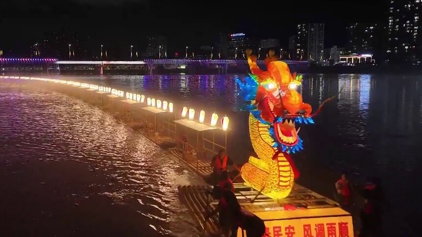 慈利500米水上板板龙灯亮相第三届张家界旅发大会：非遗“活化”新尝试 500米水上板板龙灯游弋澧水河