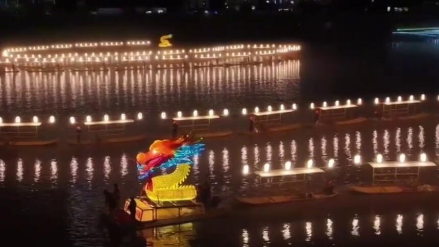 秀我中国｜水上板板龙灯首秀澧水，500米“金龙”点亮非遗新姿