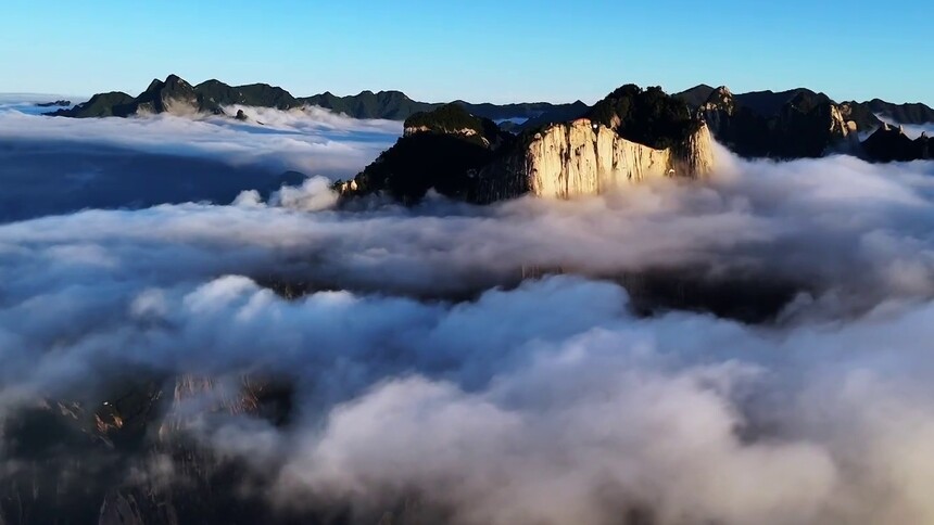 落日余晖映华山