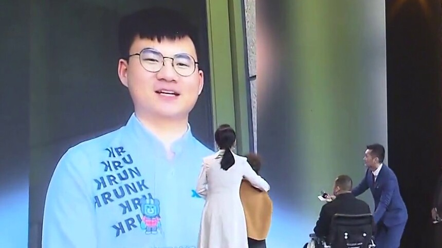 新时代新雷锋 洪流中的生死抉择 AI让李东与父母“相聚”