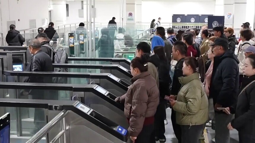 国庆中秋假期 中哈霍尔果斯国际边境合作中心迎来购物潮