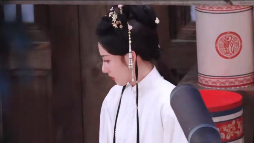 宋祖儿《表妹万福》哭戏路透 甄嘉芙垂泪演绎破碎美