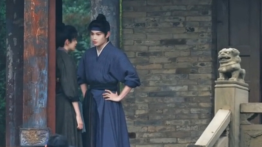 丁禹兮《花开锦绣》片场路透 打闹追逐趣味十足