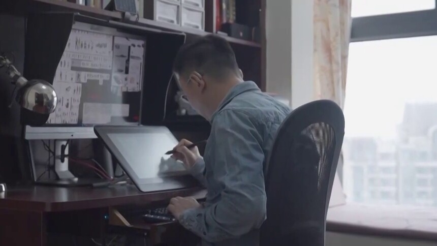 “听障画师”莫庭：越战越强的人生 18万张画稿 呈现“火凤重天”