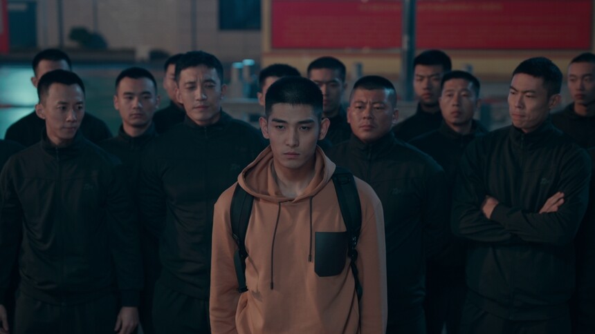 众人帮严肃忙，严肃感动落泪